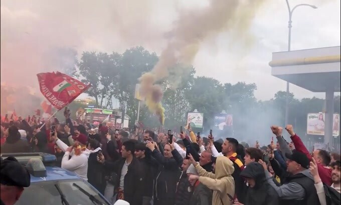 Roma, che entusiasmo intorno al pullman