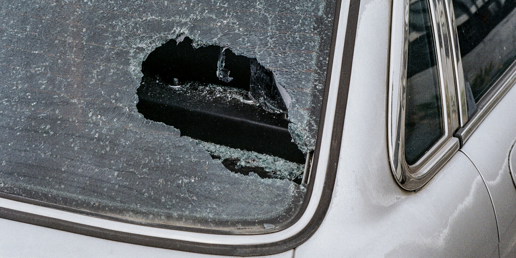 Spacca i finestrini di 11 auto in sosta e poi aggredisce i poliziotti