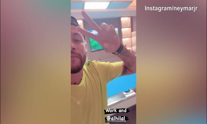 L'Al Hilal gioca: Neymar osserva dalla tv e lavora
