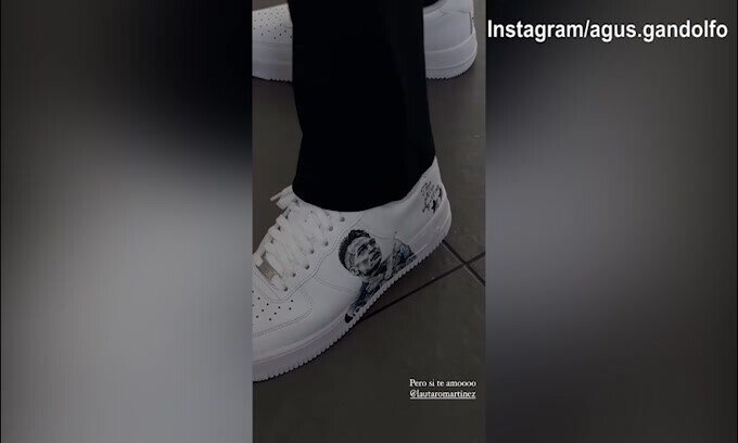 Lautaro Martinez, i nomi della famiglia scritti sulla scarpa