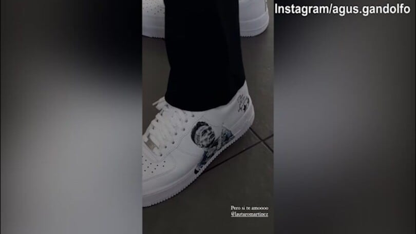 Lautaro Martinez, i nomi della famiglia scritti sulla scarpa