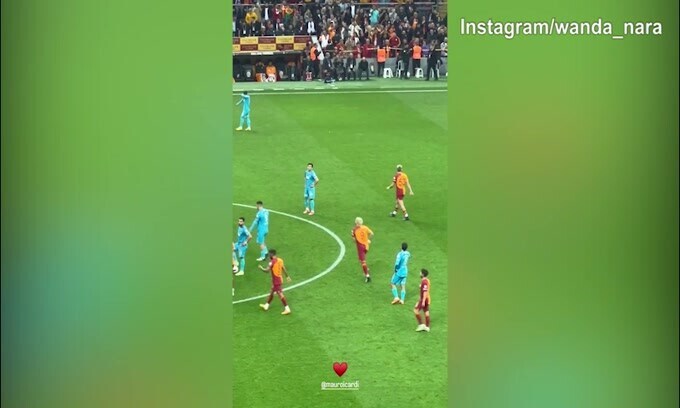 Icardi gol con il Gala, l'attaccante manda un bacio in tribuna a Wanda