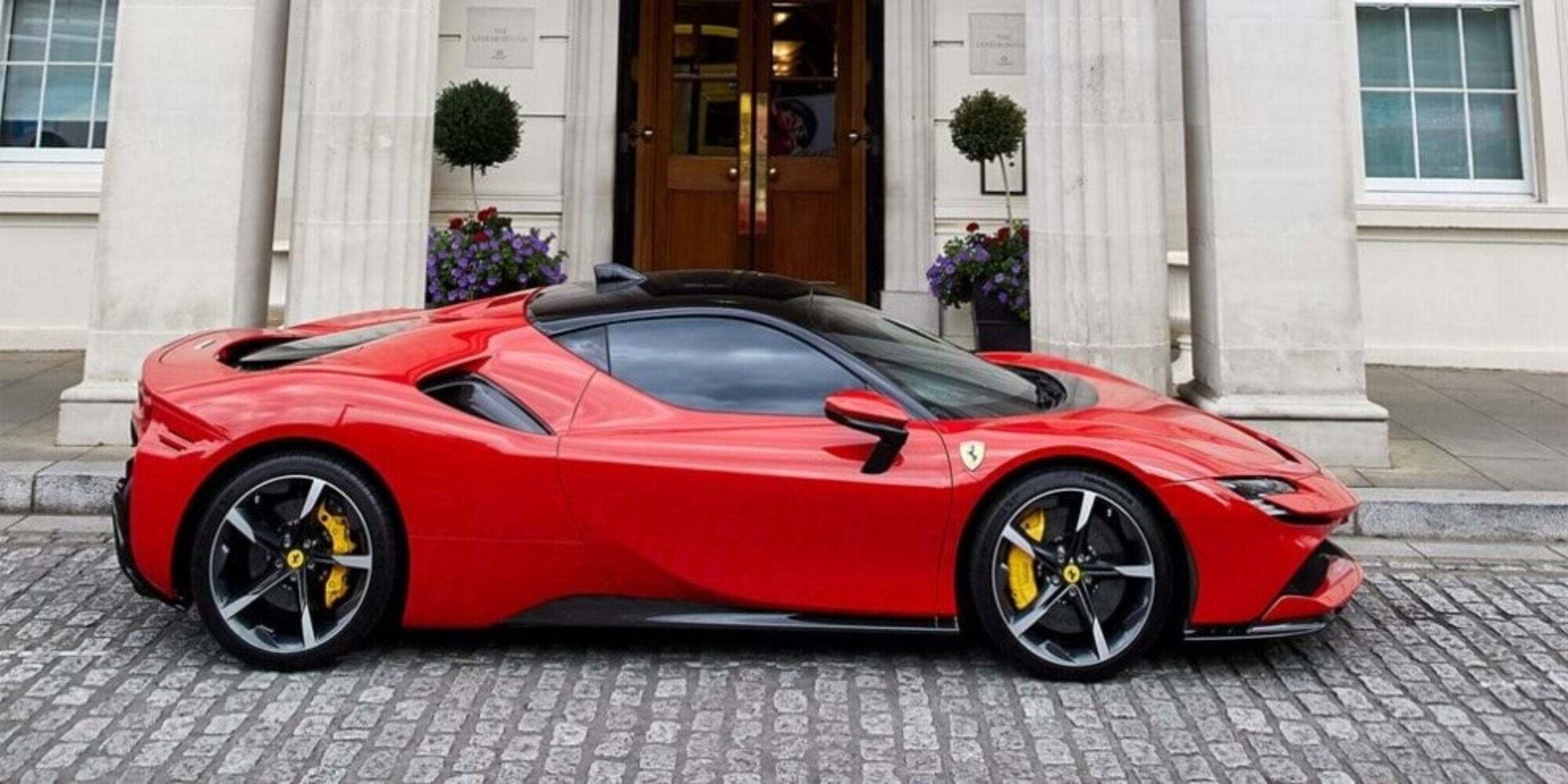 Se prenoti la suite ti offrono una supercar: l'hotel che fa avverare i sogni