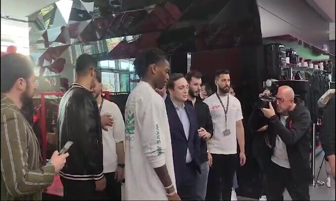Milan, l'incontro di Leao con i tifosi