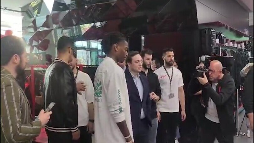 Milan, l'incontro di Leao con i tifosi