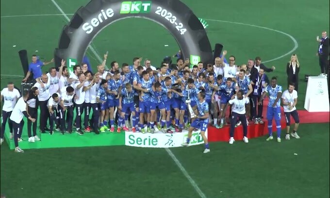 Como, premiazione in campo e grande festa in città