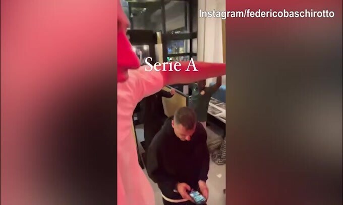 Lecce salvo, i giocatori giallorossi in festa