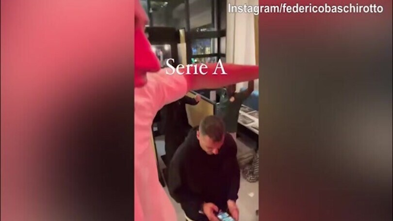 Lecce salvo, i giocatori giallorossi in festa