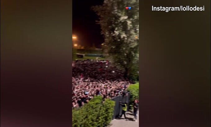 Il Bologna torna a casa: delirio tra i tifosi a Casteldebole