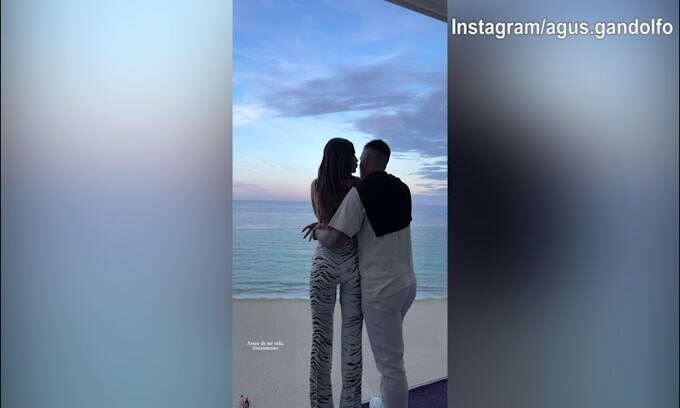 Lautaro e Agustina, bacio in riva al mare di Ibiza