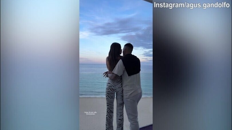 Lautaro e Agustina, bacio in riva al mare di Ibiza