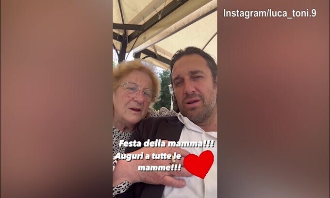 Festa della Mamma, Toni "ripreso" da mamma Valeria
