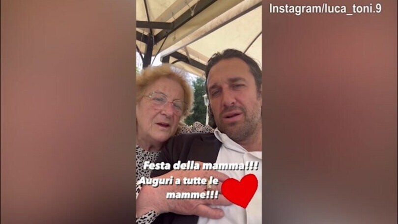 Festa della Mamma, Toni "ripreso" da mamma Valeria