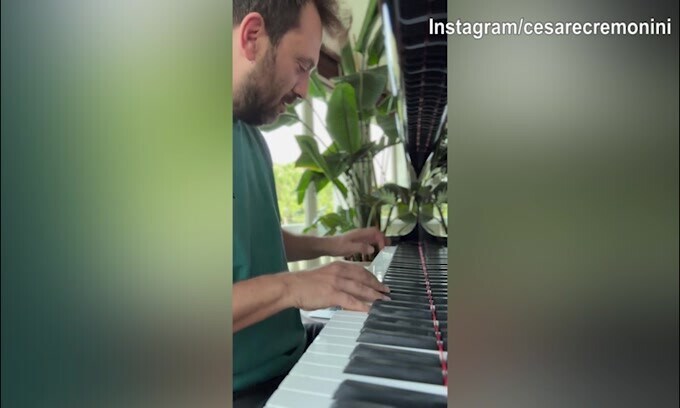 Cremonini suona al pianoforte la musichetta della Champions per il Bologna