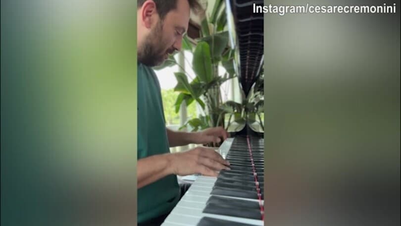 Cremonini suona al pianoforte la musichetta della Champions per il Bologna