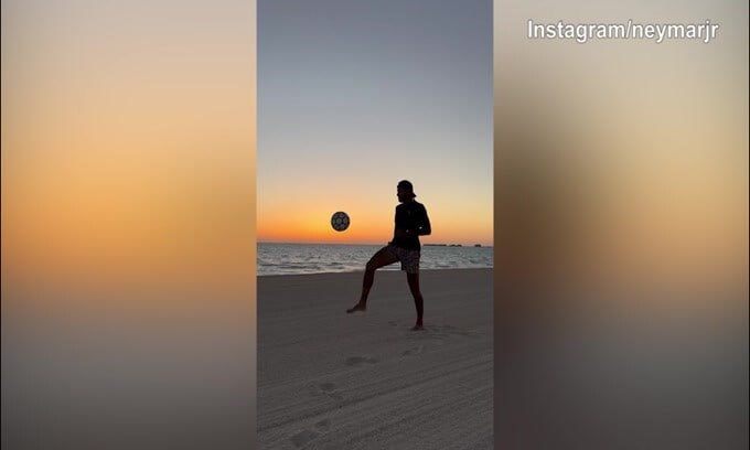 Neymar, palleggi al tramonto in spiaggia