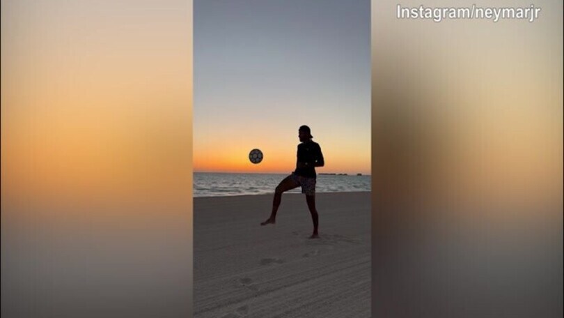 Neymar, palleggi al tramonto in spiaggia