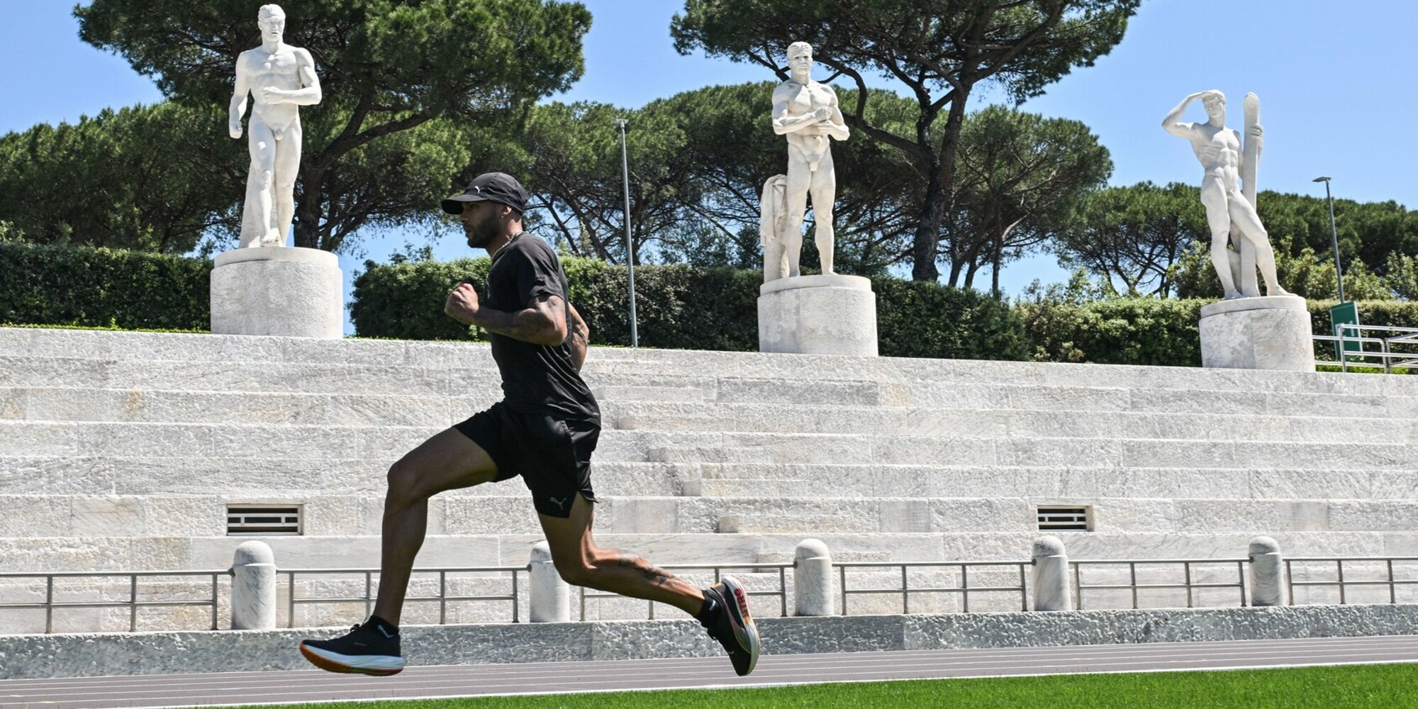 Marcell Jacobs si allena allo Stadio dei Marmi e punta gli Europei di Roma