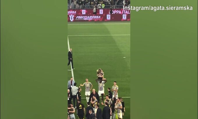 Juventus, Milik e lady: un bacio per festeggiare la Coppa Italia