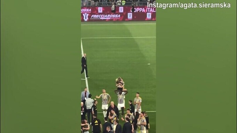 Juventus, Milik e lady: un bacio per festeggiare la Coppa Italia