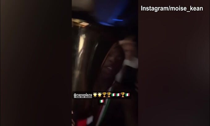 Juve, Kean con la coppa in mano e Miretti che canta: che show in pullman!