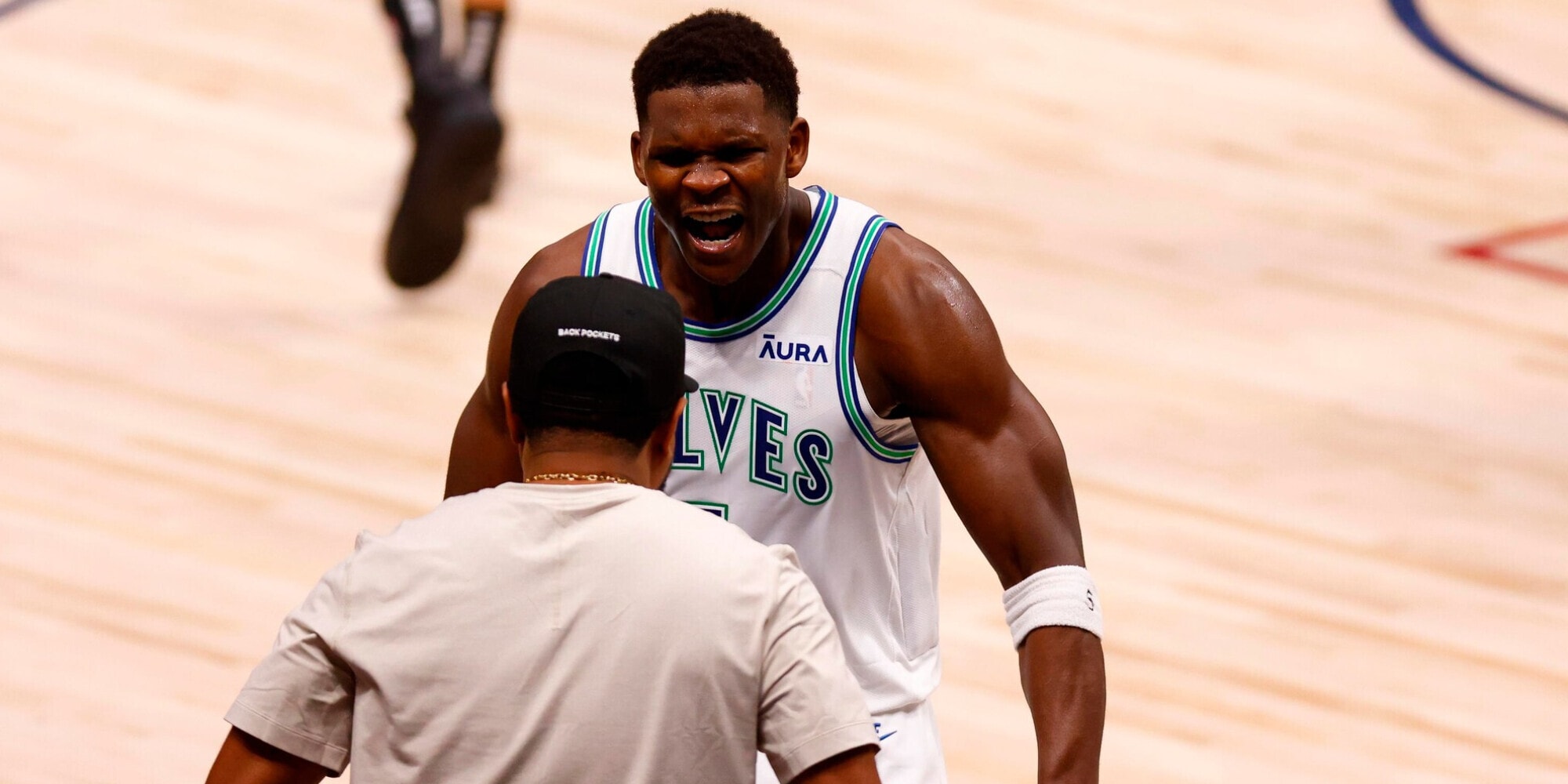 Playoff Nba: Minnesota ribalta Denver e va in finale, Indiana replica a New York