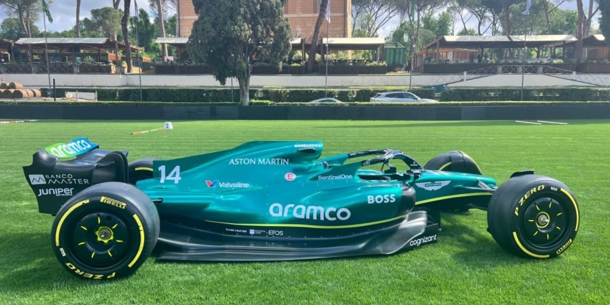 Piazza di Siena, sull'Ovale spunta l'Aston Martin di F1!