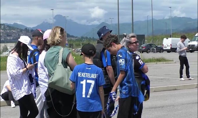 Tifosi ad Orio al Serio in attesa del rientro in Italia dell'Atalanta
