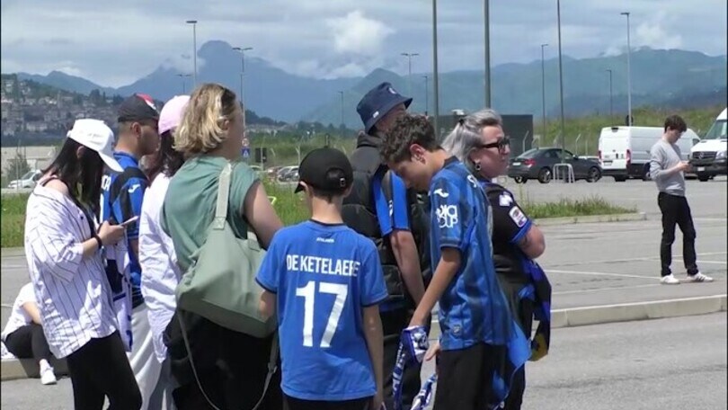 Tifosi ad Orio al Serio in attesa del rientro in Italia dell'Atalanta