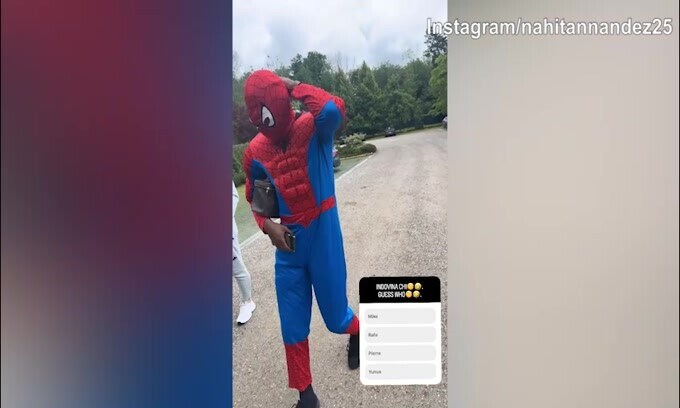 Milan, chi è il calciatore vestito da Uomo Ragno?