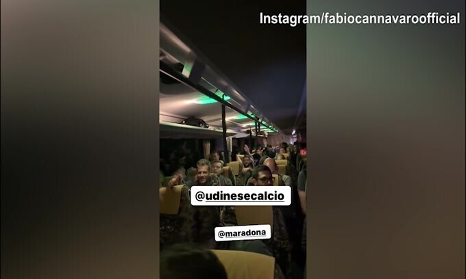 Udinese, Cannavaro e i suoi festeggiano la salvezza in pullman