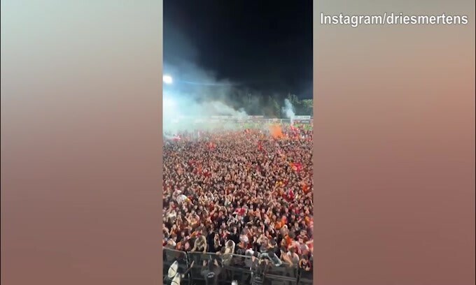 Turchia, Galatasaray in festa per lo Scudetto: Mertens festeggia con la moglie