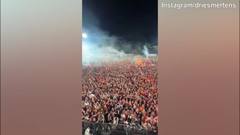 Turchia, Galatasaray in festa per lo Scudetto: Mertens festeggia con la moglie