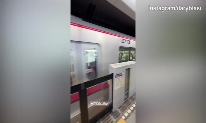 Giappone, sorriso in metropolitana per Ilary Blasi