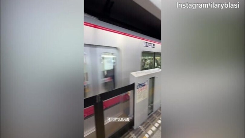 Giappone, sorriso in metropolitana per Ilary Blasi