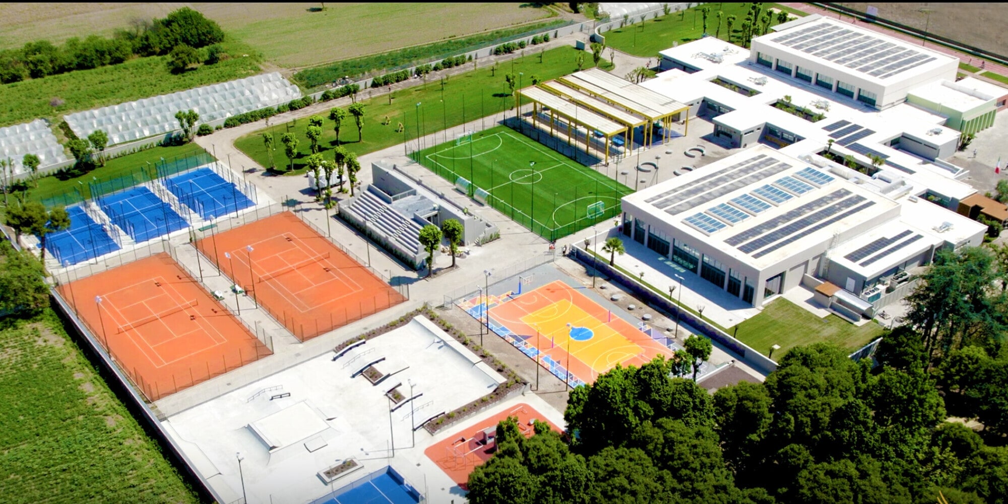 Caivano si "Illumina": dopo 5 mesi rinasce il centro sportivo, è intitolato a Pino Daniele