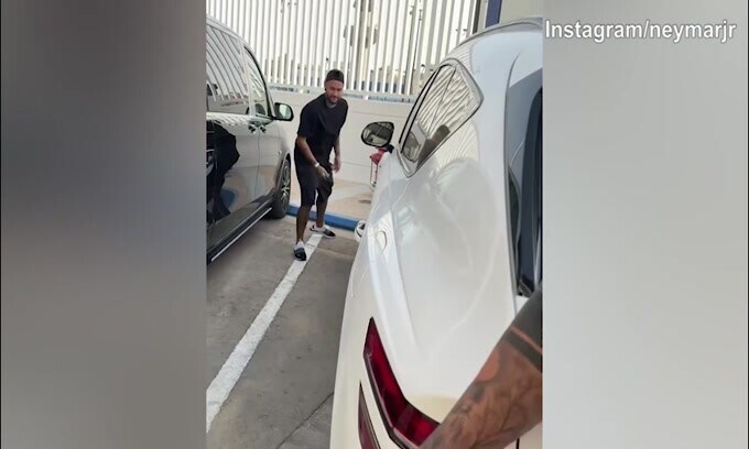 Neymar "vendicativo": il brasiliano squarcia le gomme ad un compagno