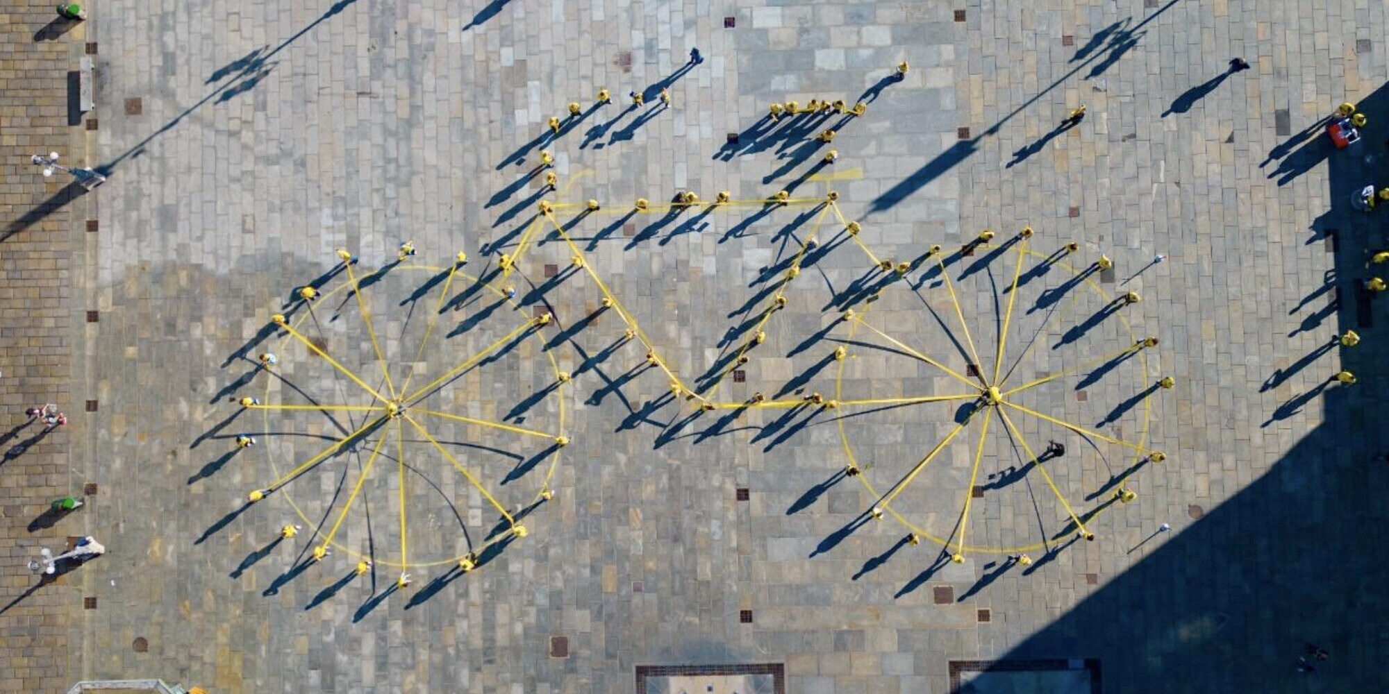 Tour de France, enorme bicicletta umana a Torino