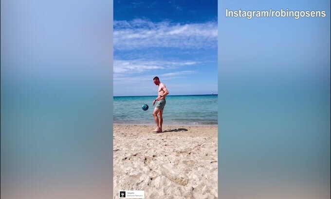Gosens palleggia in spiaggia, in attesa di una chiamata dalla Serie A..