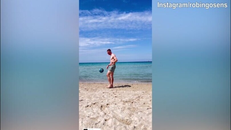 Gosens palleggia in spiaggia, in attesa di una chiamata dalla Serie A..