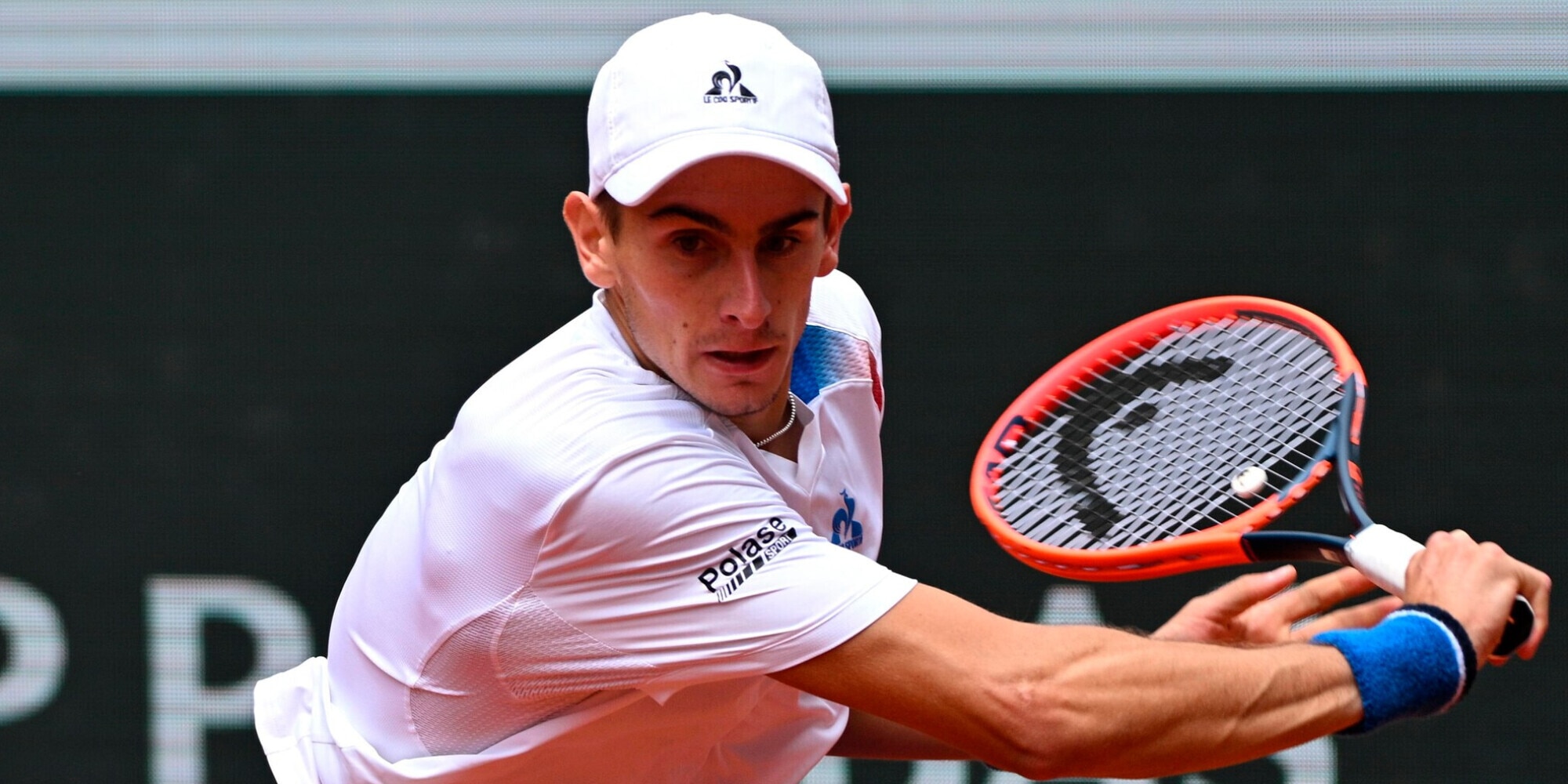 Arnaldi spaventa Tsitsipas, poi crolla: il greco ai quarti del Roland Garros