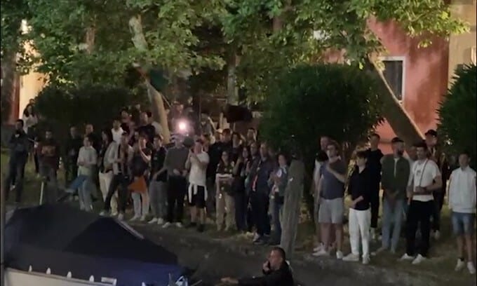 Venezia, tifosi e giocatori festeggiano fuori dal "Penzo"