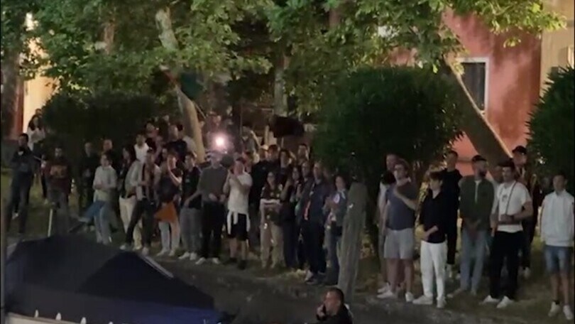 Venezia, tifosi e giocatori festeggiano fuori dal "Penzo"