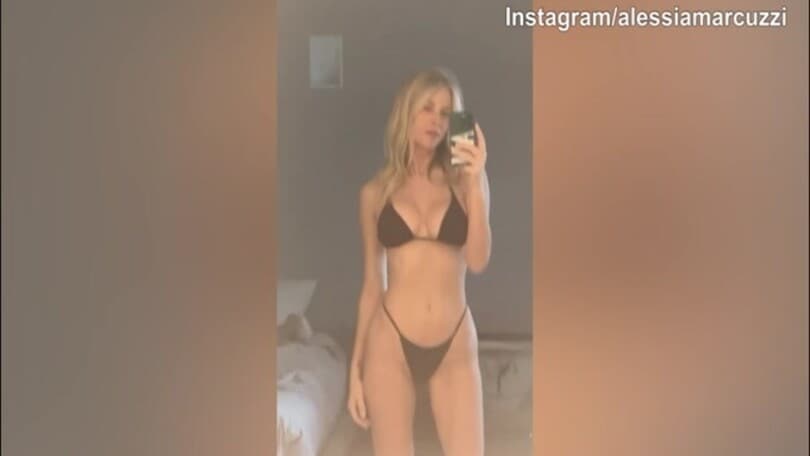 Alessia Marcuzzi, social in tilt: bikini da urlo...