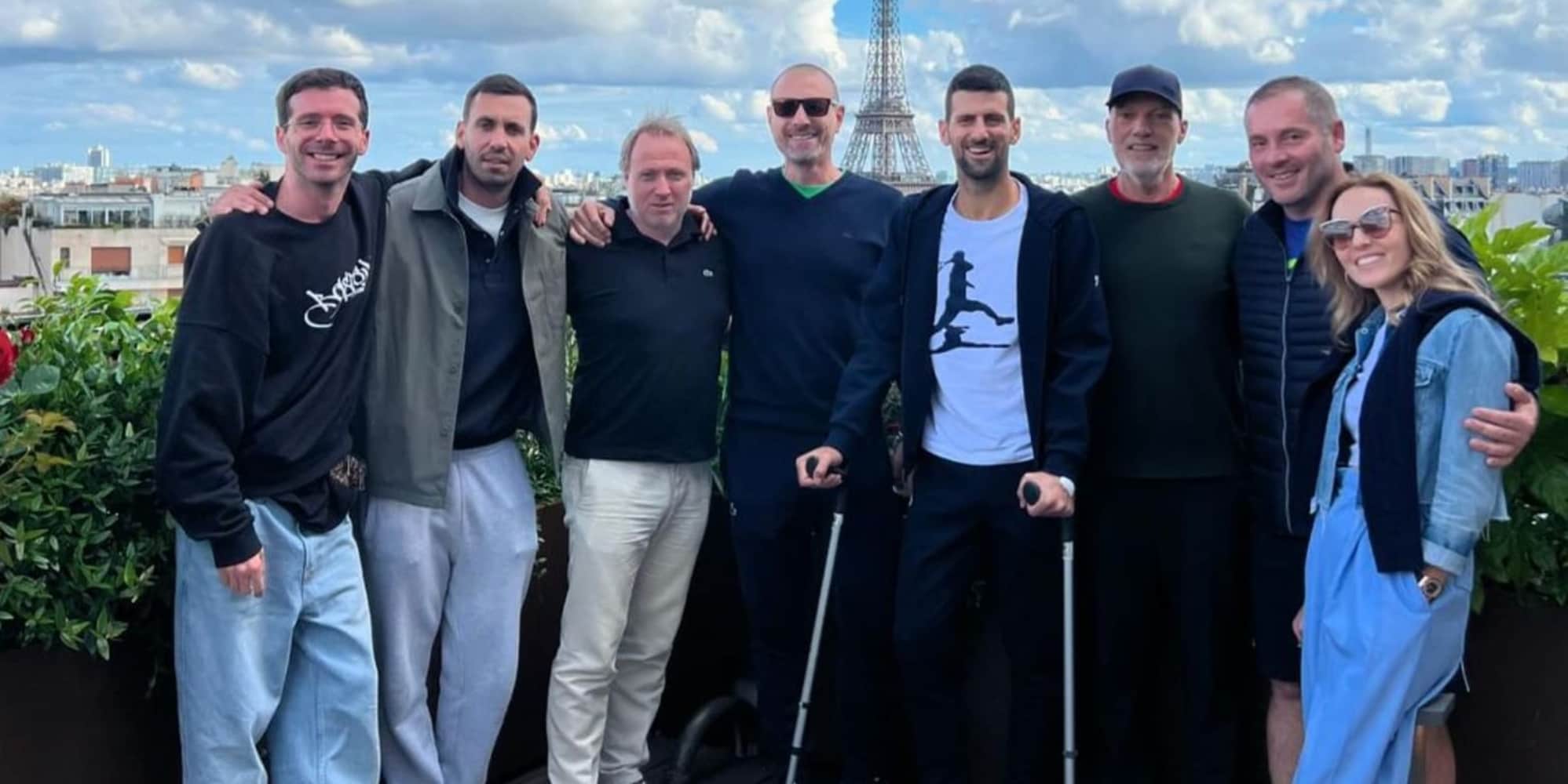 Djokovic, foto in stampelle dopo l’operazione: “Farò del mio meglio per…"