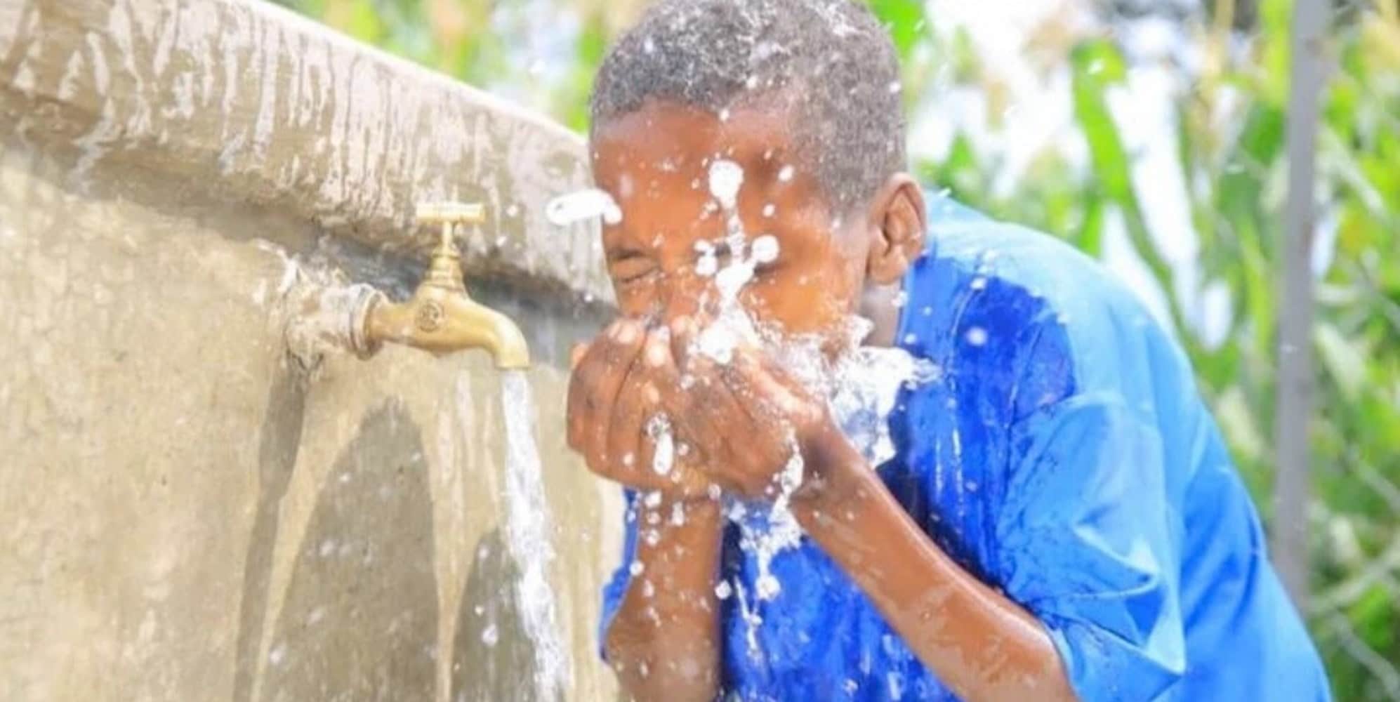 Tra i portatori della fiamma olimpica, lancia una raccolta fondi per portare acqua pulita in un villaggio del Kenya