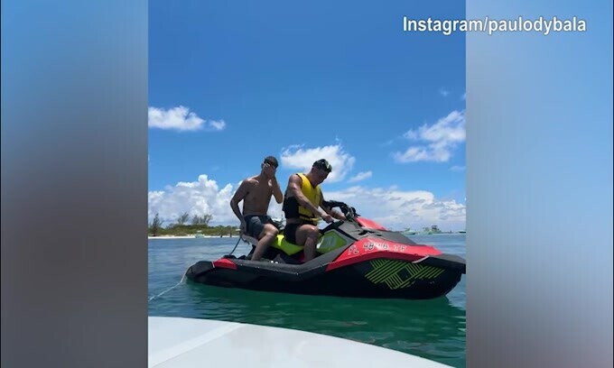 Paulo Dybala, prove...sulla moto d'acqua