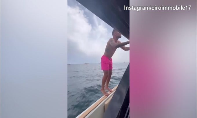 Lazio, Ciro Immobile tuffo all'indietro in mare a Capri