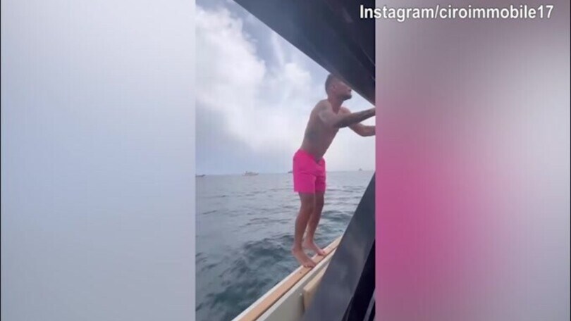 Lazio, Ciro Immobile tuffo all'indietro in mare a Capri