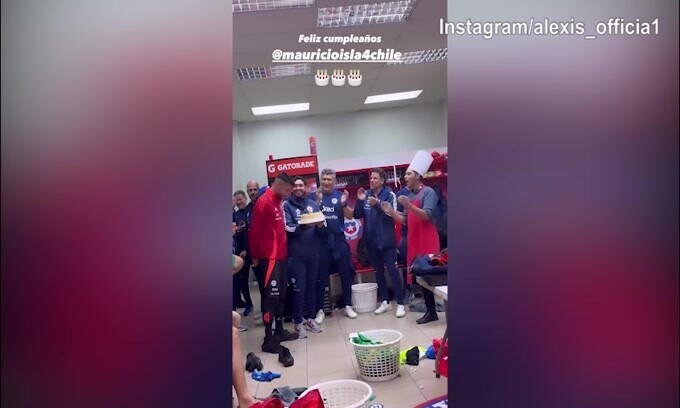 Cile, festeggiamenti nello spogliatoio per Mauricio Isla